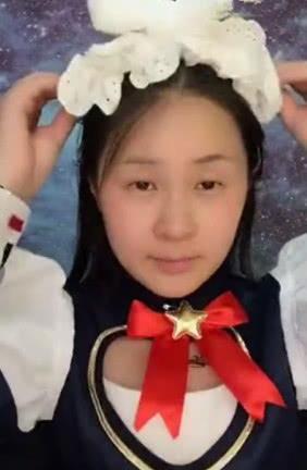 00后小萝莉仿妆《王者荣耀》小妲己，涂上烈焰红唇后，真是娇媚