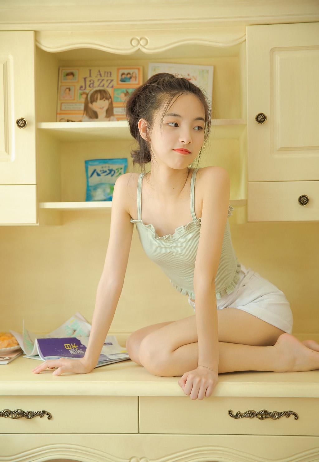 吊带长腿美女清新白嫩美女图片