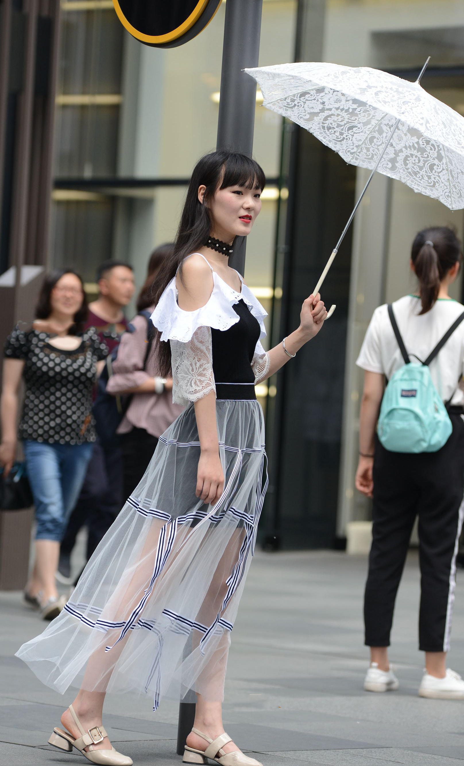 小姐姐穿着轻纱长裙，仿若纯纯少女，手持纯白镂花伞清纯妩媚