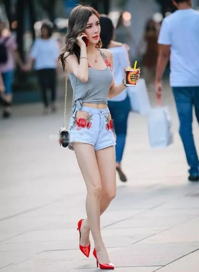 网红混血小姐姐穿出曼妙性感好身材，这双纤纤玉腿就得让小姐姐大