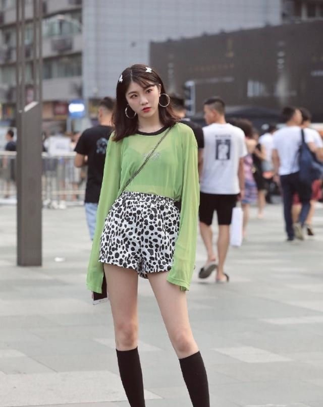  『黑色』路人街拍,小姐姐黑色毛呢短裤搭配一双肉色打底袜,迷人吸睛