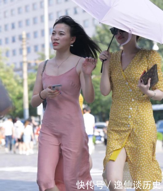 辣妈:街拍辣妈亮相街头气质不凡,面对镜头自信又迷人