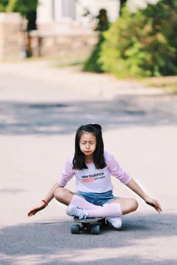 田亮带一双儿女踢球，森碟穿巴西队球服秀大长腿，小腿肌肉抢镜了