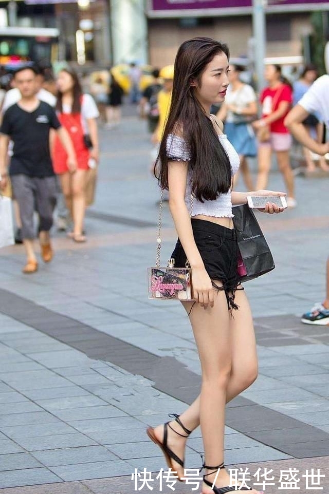  [肤白]街拍：肤白貌美大长腿的各色美女，点燃夏日街头激情