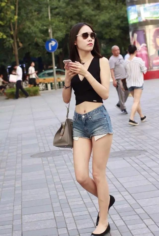 街拍:气质美女火辣身材，时尚潮流