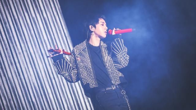 28岁华晨宇火星演唱会完美收官，个性红流苏确定不是啦啦队道具？