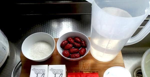 『奶茶』这是《穷人的阿胶》。妈妈每天必须喝一杯。它能养气养血。她50岁还不老