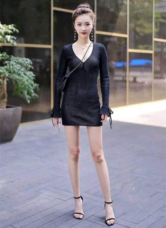 街拍: 单肩包出街的小姐姐, 好身材都是勒出来的