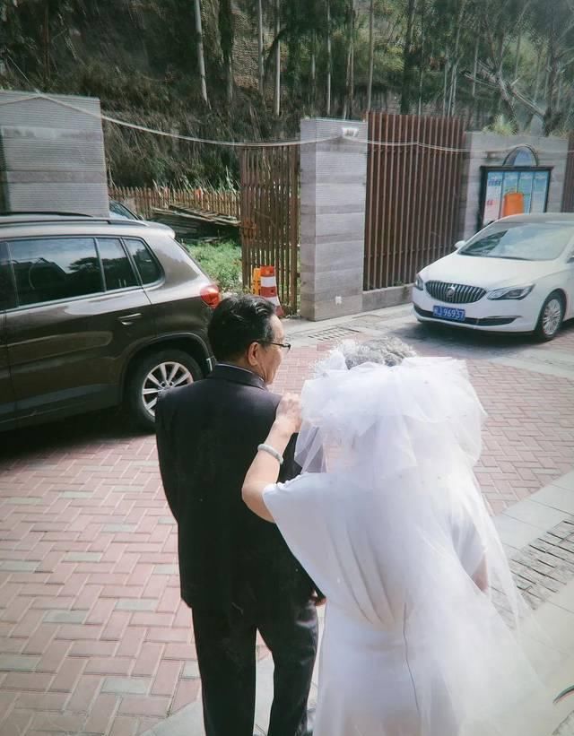  那一刻@迟到30年的婚纱照，这个母亲节我给妈妈补上了｜素人改造