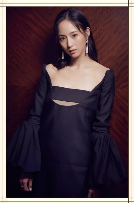 张钧甯真敢穿！胸前只用一条布遮住重点，网友：我还以为是马赛克