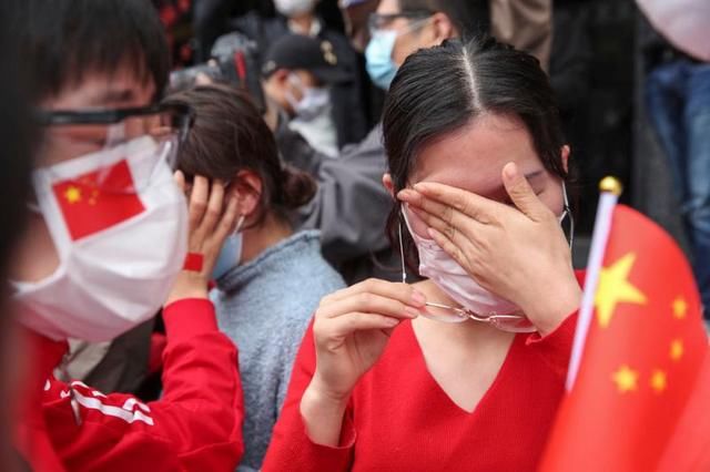  「泪目」上海第三批援鄂医疗队启程返沪，战友送别，场面泪目……