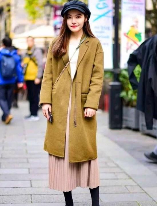  时髦■街拍：小姐姐休闲衫搭配灰色短裙，穿出时尚女神的个性时髦感