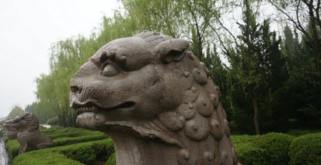 我国的一座墓地，让高铁为它多花2亿绕行，下令修建者是他