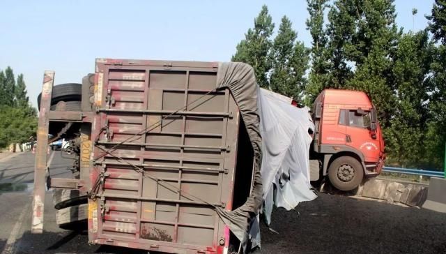  老王：卡友说：超载治理严格，改走国道