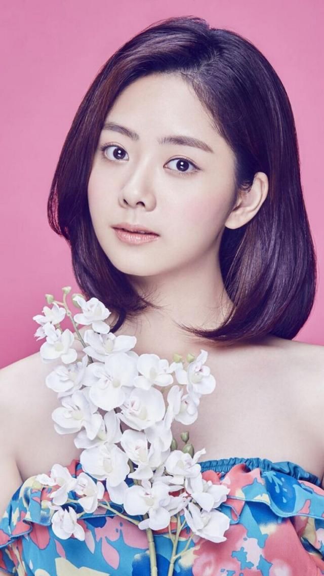 同是娇艳美丽的鲜花美人，郑爽美得优雅高贵，范冰冰输的心服口服