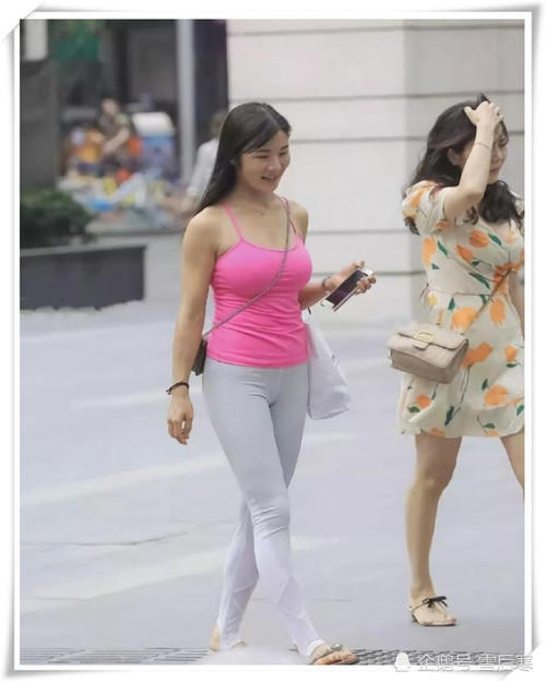 微胖少妇紧身裤包裹丰满臀部，和闺蜜上街笑靥如花美极了