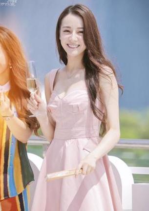 赵丽颖杨幂同穿夏天甜粉色，成果热巴一呈现，人世水蜜桃果然惊艳