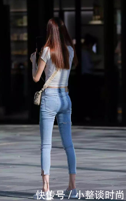 在街头总是让人移不开眼睛牛仔裤小姐姐背影,性感又妩媚!!
