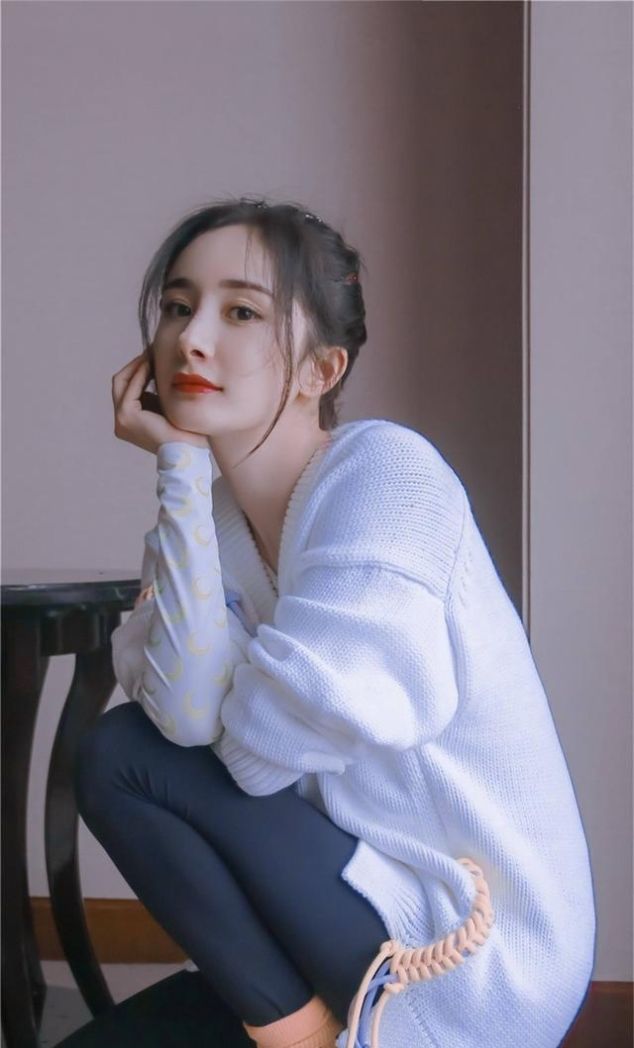 【 上头】叫“裤子塞袜子”,杨幂热巴“上头”了,最近流行一种新搭配