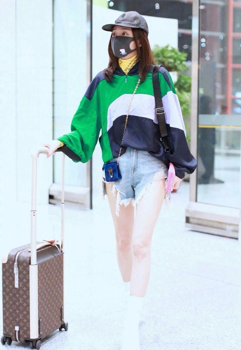 秦岚真是够了，腿没那么长还穿背带裤，扎起来还是像“打鱼”的!