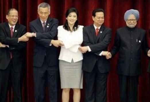 泰国前女总理英拉，气质都藏在包臀裙中，图四太美让人不敢直视!