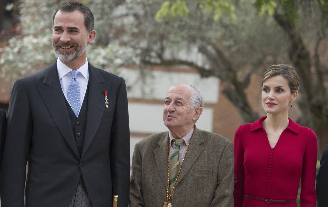 同样是红色服饰，西班牙王后穿出“野性美”，凯特王妃穿出传统美