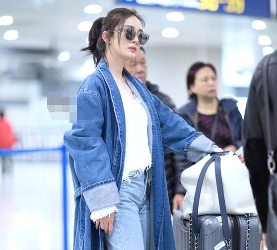 盘点女星机场街拍,热巴超酷,郑爽最随意,吴昕简直是时尚届毒瘤