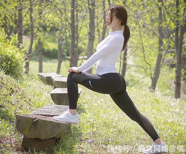 『美女』甜蜜动人的打底裤美女,秀出纤细腰身,特别有魅力!