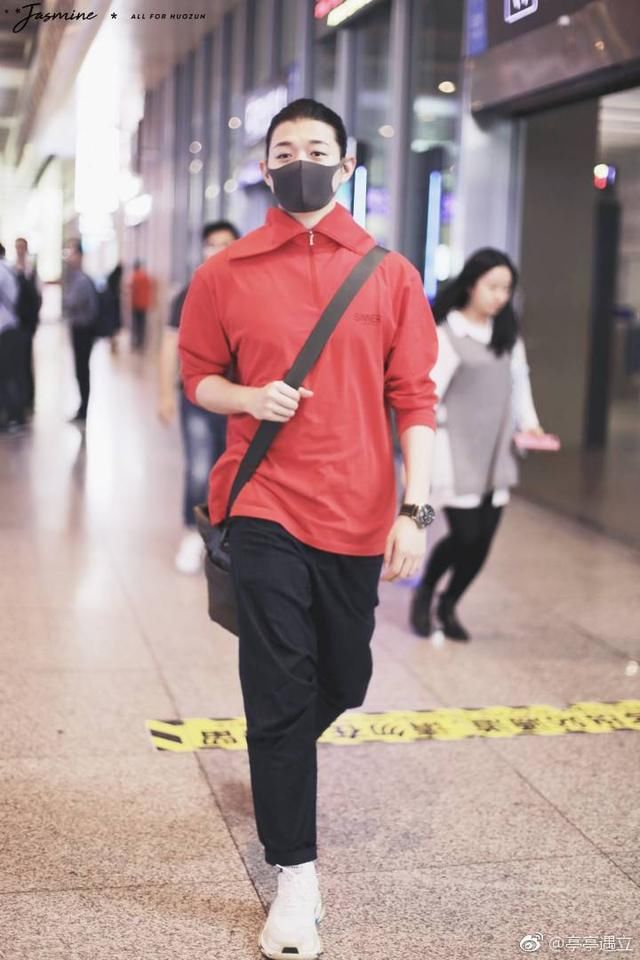 霍尊只是个柔弱美男？看了他的帅气街拍你就不会这么说！