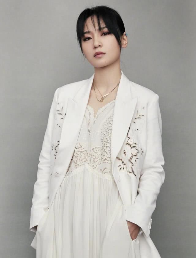  『气质』周笔畅气质开挂，粉色花朵羽绒服搭配黑色吊带连衣裙，时髦大气