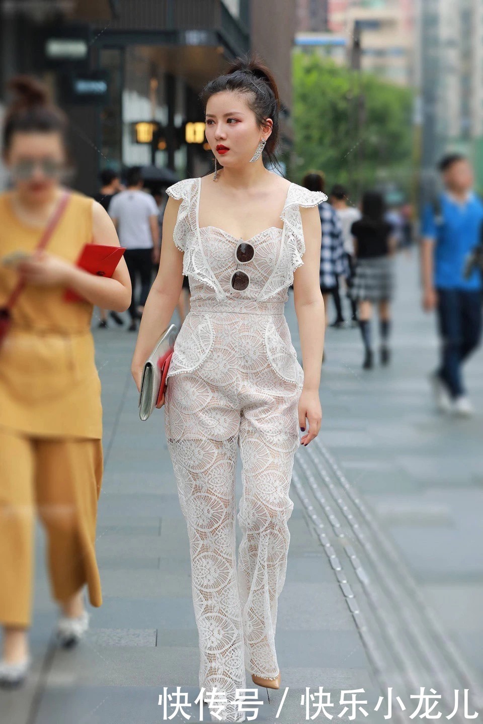  姐姐@街拍：拜托了姐姐，下次出门请一定，穿一件合身的衣服！