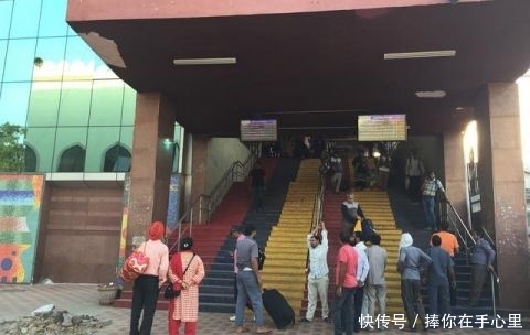 实拍印度首都火车站，火车上并没有“挂人”，比想象中要好一些