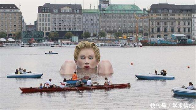 德国有一个非常羞耻的雕像，美女在湖中洗澡，游客见了都脸红