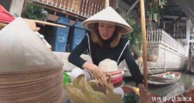 男子在泰国旅游，偶遇美女迎面递来顶草帽，导游大喊：不要伸手！