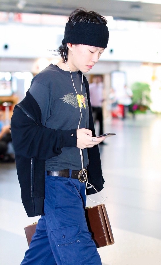 王菲女儿窦靖童，灰色印花T恤搭长裤洒脱不羁，永远不走寻常路