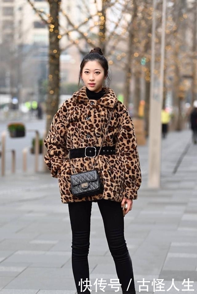 美女|街拍:小姐姐蓝色休闲上衣搭配亮灰色打底裤,修饰美女甜美的身姿