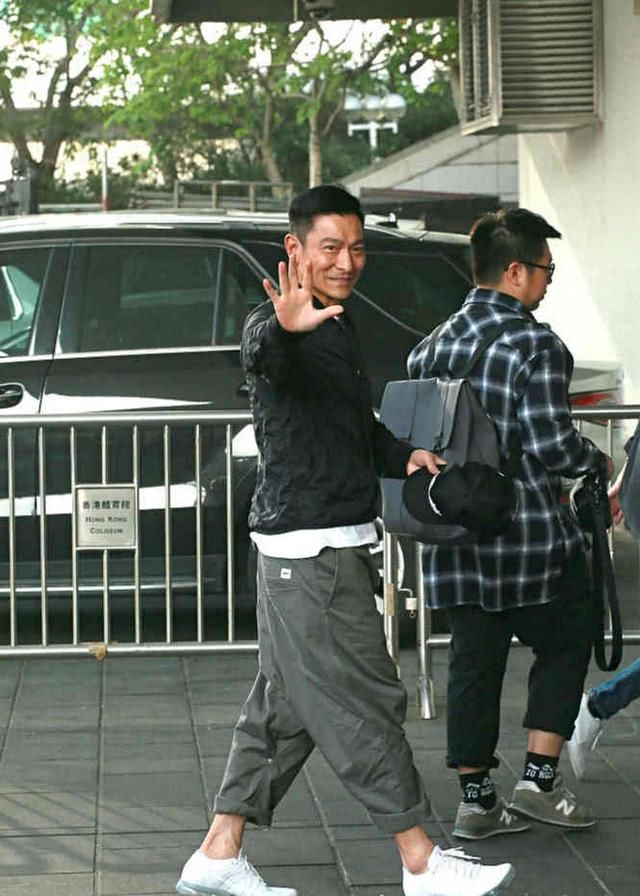 57岁天王刘德华真的有那么帅吗?看看网友偶遇的抓拍吧!未修图