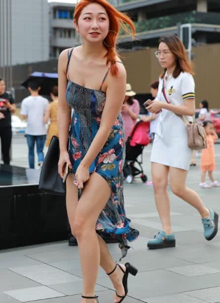 轻质熟女吊带裙尽显美胸，飘逸的裙摆被邪恶的风吹起，让姐姐花容