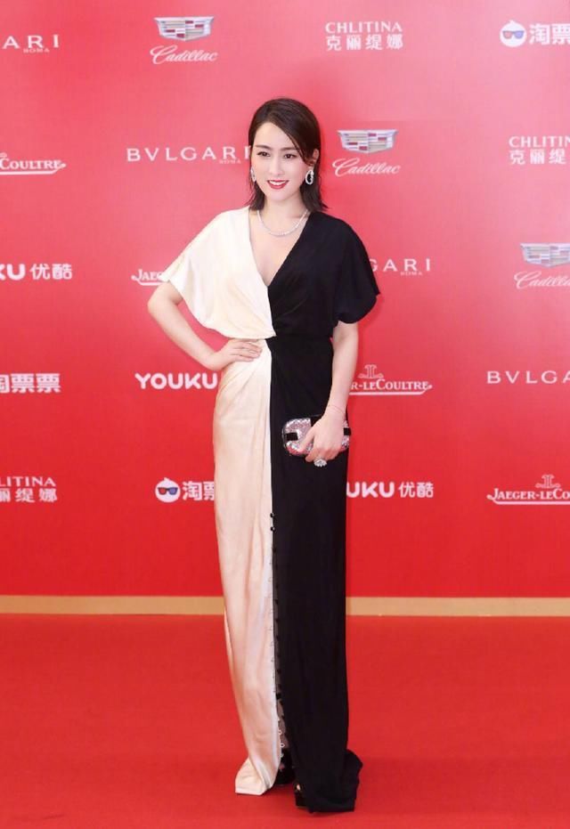 马苏简直了，穿毛衣外套还错扣纽扣，简直是不好好穿衣的高级版！