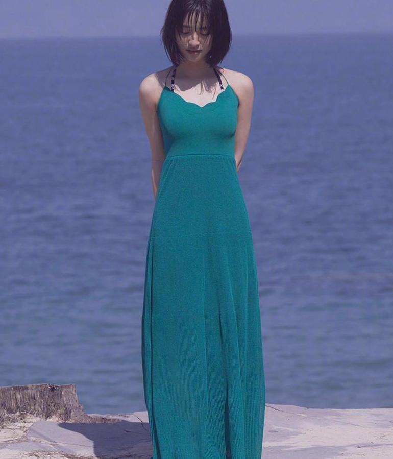 沈月撞上崔雪莉, 穿长裙美似仙女却被肩带出卖, 网友: 没对比就没