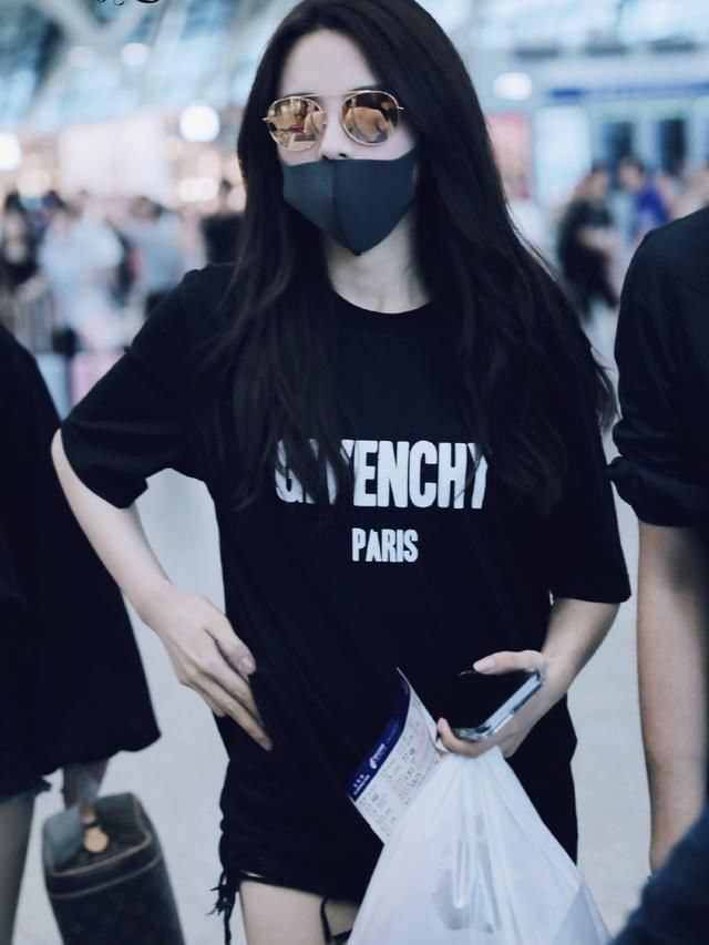 本以为张予曦已经够大胆，热裤都挑破的穿，结果杨超越更会玩！