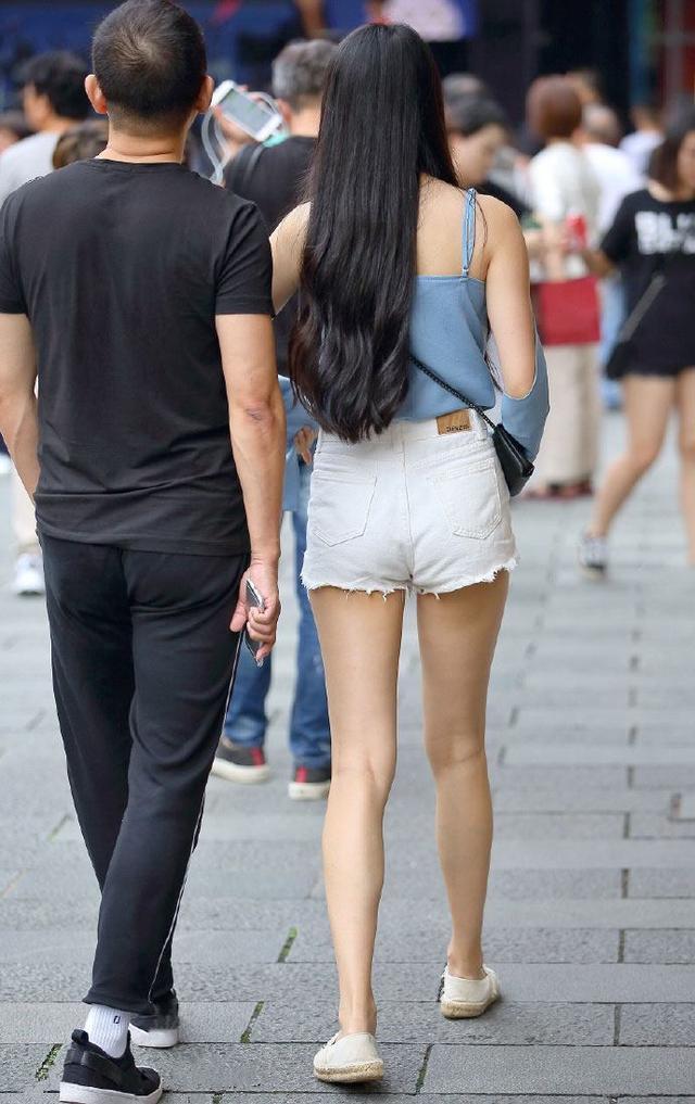 身穿“仙女袖”服装的颜值小姐姐，有一双修长美腿，背影迷人