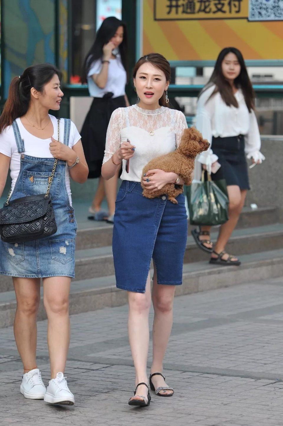 街拍：姿色温柔俏丽气质妩媚大方穿牛仔裙逛街的性感美女