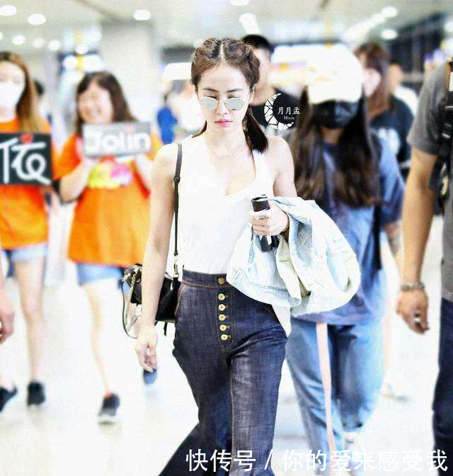 蔡依林粉色长裙出席活动,撞衫刘心悠惨败,深V秀性感都没用!