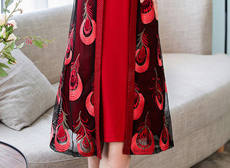 不得了!50岁婆婆穿这印花裙，实在太显嫩了，简直让我一饱眼福