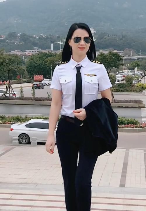  『女人』30多的女人穿制服现身，一种轻熟的女人味