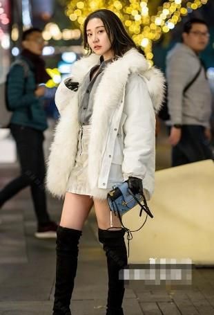 『小姐姐选择』路人街拍,小姐姐灰色针织毛衣搭白色半身短裙,真是很个性
