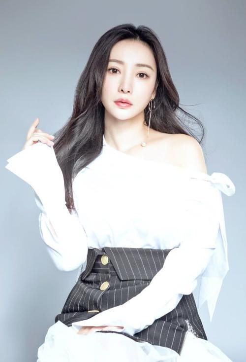 柳岩太明目张胆，把“泳衣”外穿就出门，这回头率百分之百啊！