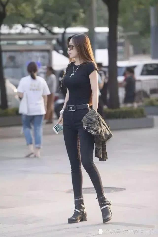  【白鞋】真正懂穿搭的美女，穿牛仔裤很少配“小白鞋”，廉价又土气！