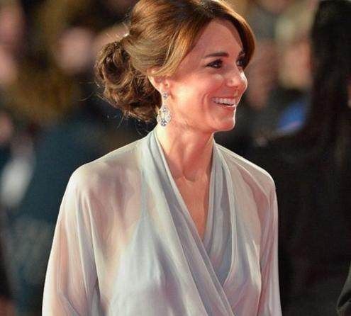 36岁的凯特王妃:镂空蕾丝裙很妩媚，最后一张抱娃姿势很霸气!